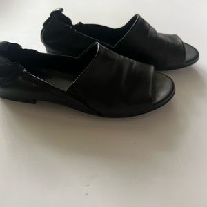 Size 8 but runs small wear size 7 or 7,5 perfect.